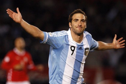 开云品牌-阿隆索欧冠赛后炮轰主裁，极端球迷辱骂不配为安帅提鞋引发足坛震荡