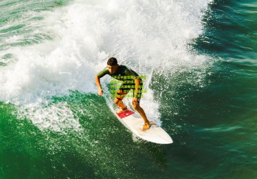 【开云中国官网】切尔西强势争夺巴萨核心，3000万欧元解断条款成关键难点？拉什福德薪资结构与加纳乔未来引关注