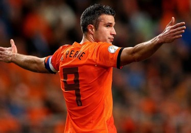 开云权威入口-热刺致敬孙兴慜，北伦敦街头壁画永驻经典捧杯庆祝瞬间